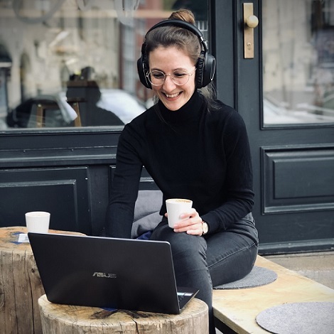 Caro mit Kaffee und Laptop